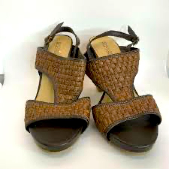 Reaction by Kenneth Cole Sandals. - Picture 1 of 3
